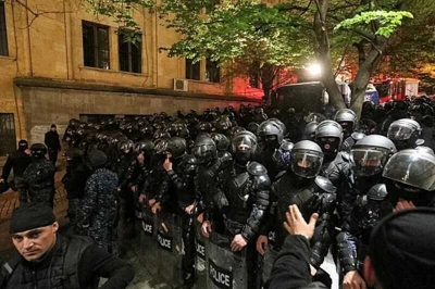 В Тбилиси начались стычки митингующих с полицией у здания парламента