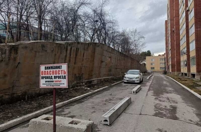 В Свердловской области бетонная стена расплющила машину