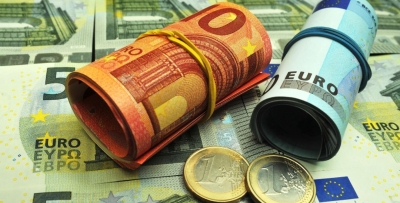 Курс евро опустился ниже 98 рублей впервые с 6 марта